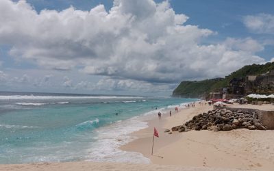 Menikmati indahnya Pantai Kuta