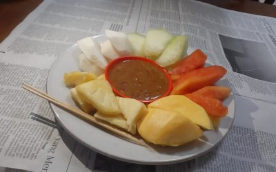 Penyajian Salad Buah Menggunakan Bumbu Kacang